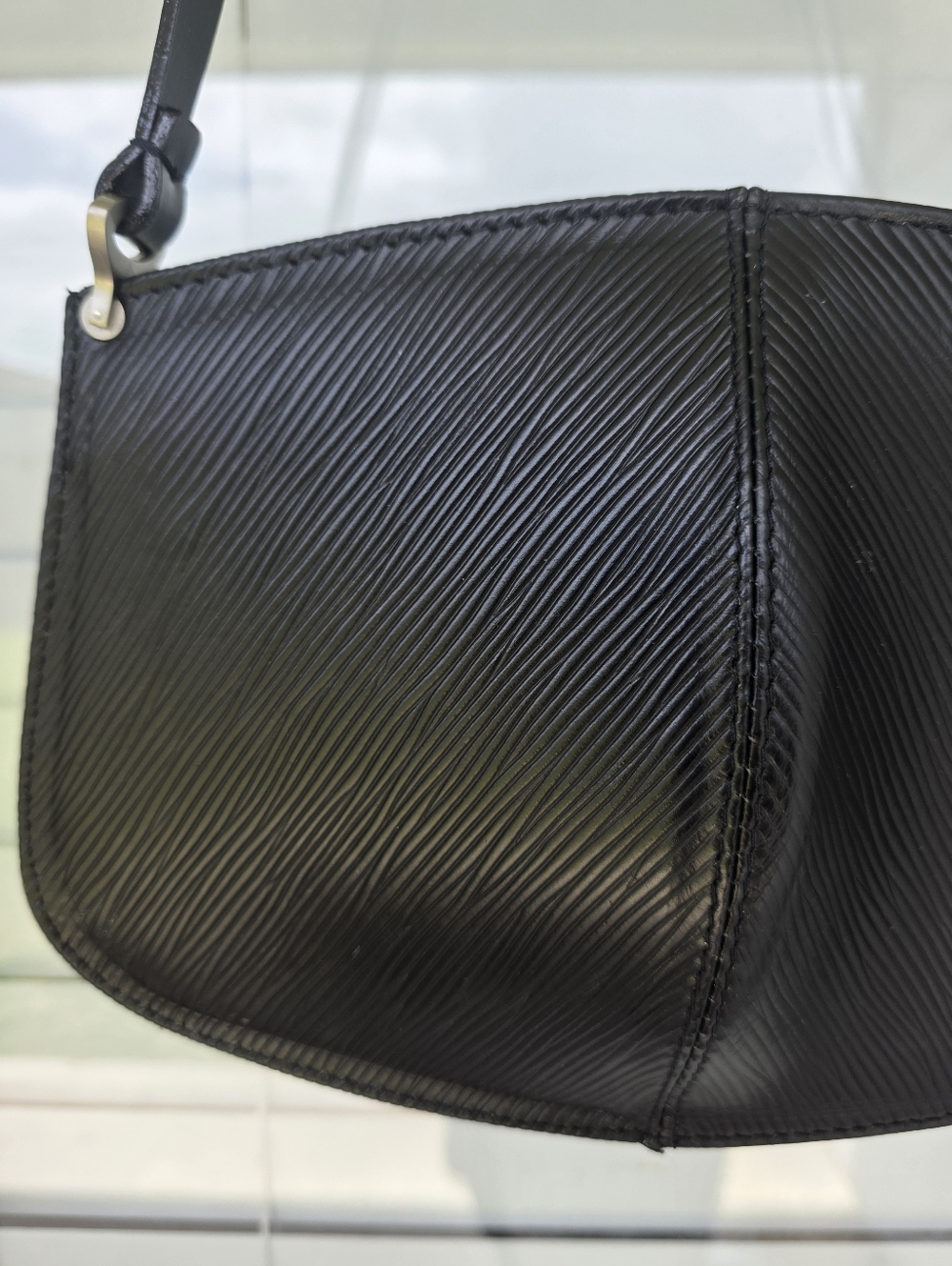Louis Vuitton Black Women's Shoulder Bag Classic Textured Design Logo - Picture 5 of 13